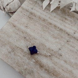 Naszyjnik srebrny z kulkami i granatowa zawieszką koniczynka